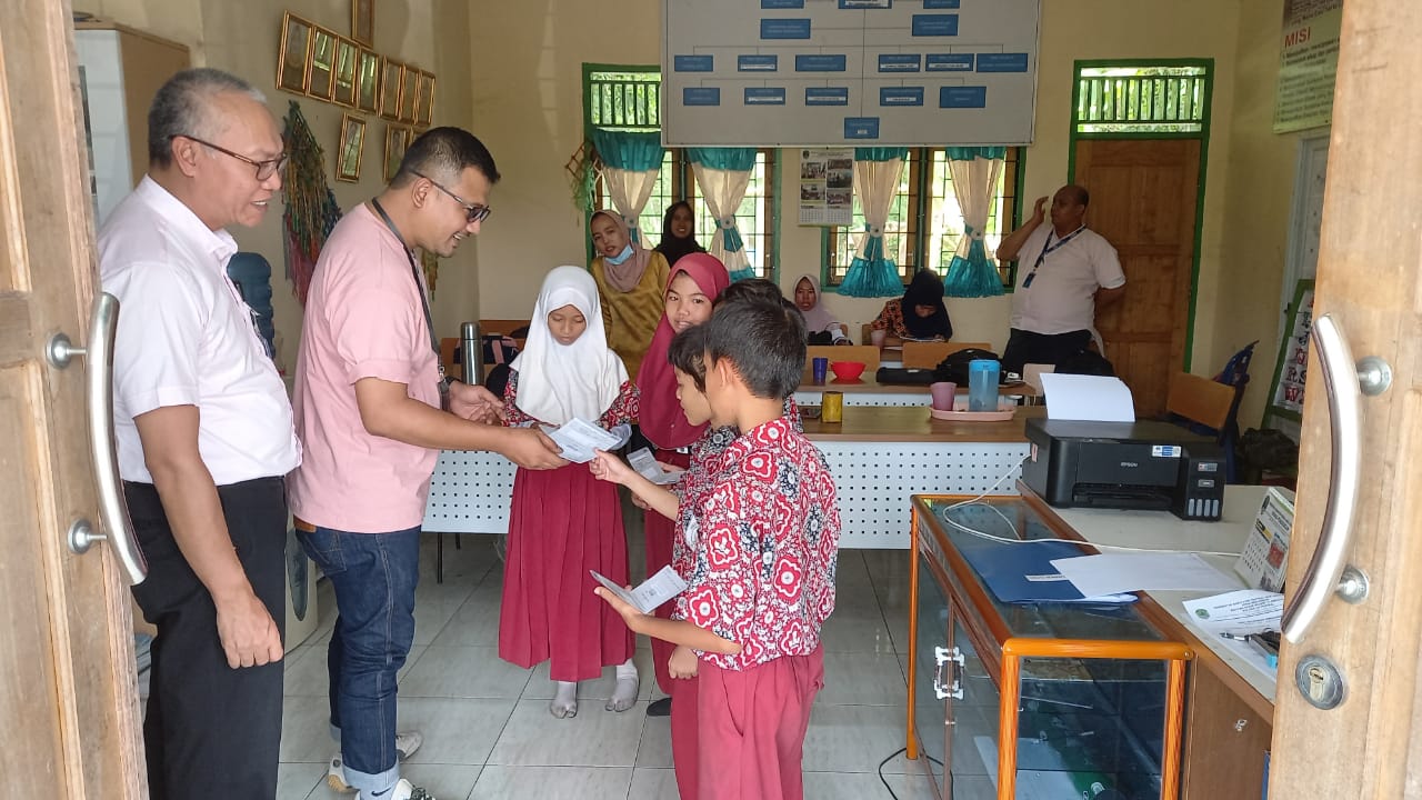 BRI Salurkan Beasiswa Pada Siswa Berprestasi di Desa Brilian 