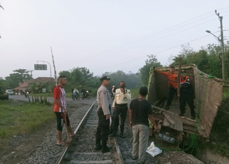 ﻿Ditabrak KA di Kota Prabumulih, Syukur Sopir Truk Hino Selamat 