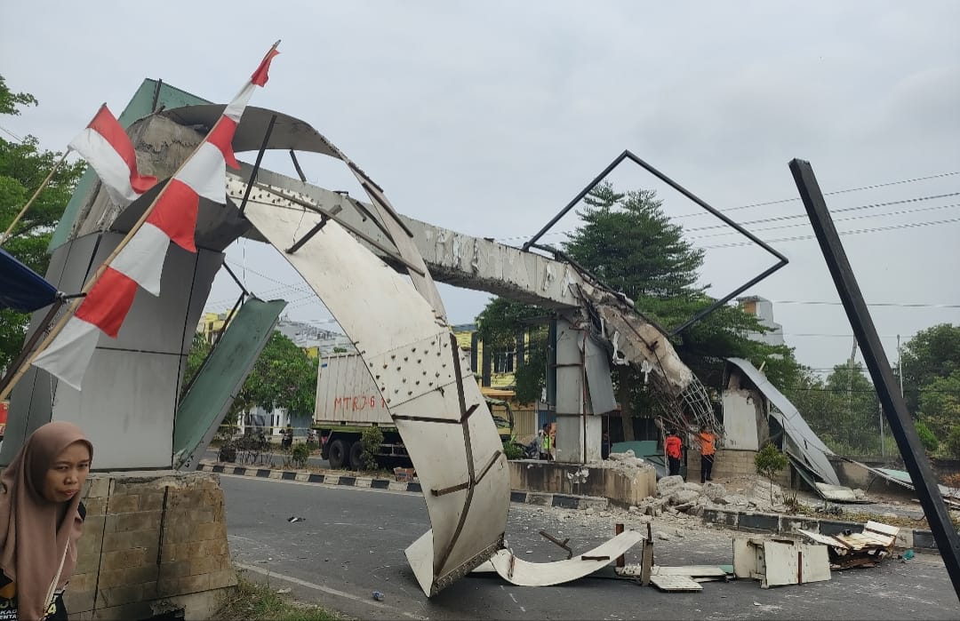 Truk Kontainer Hantam Gerbang Selamat Datang Prabumulih, Lalu Lintas Terpaksa Alihkan