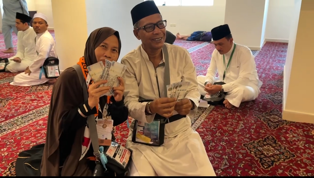 Kebahagiaan Jemaah Haji Aceh di Makkah Terima Bantuan Rp 8,6 Juta di Tanah Suci