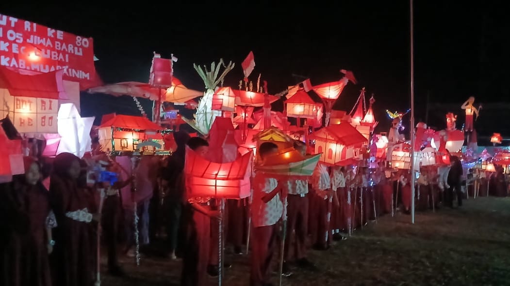 Tradisi Pawai Obor SDN 05 Lubai Warnai Malam Kemerdekaan