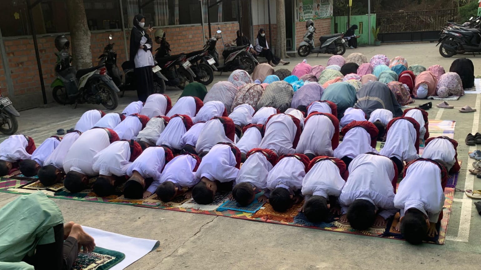 Penuh Khidmat, Keluarga Besar MI Tahfidz Darul Mubin Gelar Salat Istisqa dan Doa Bersama