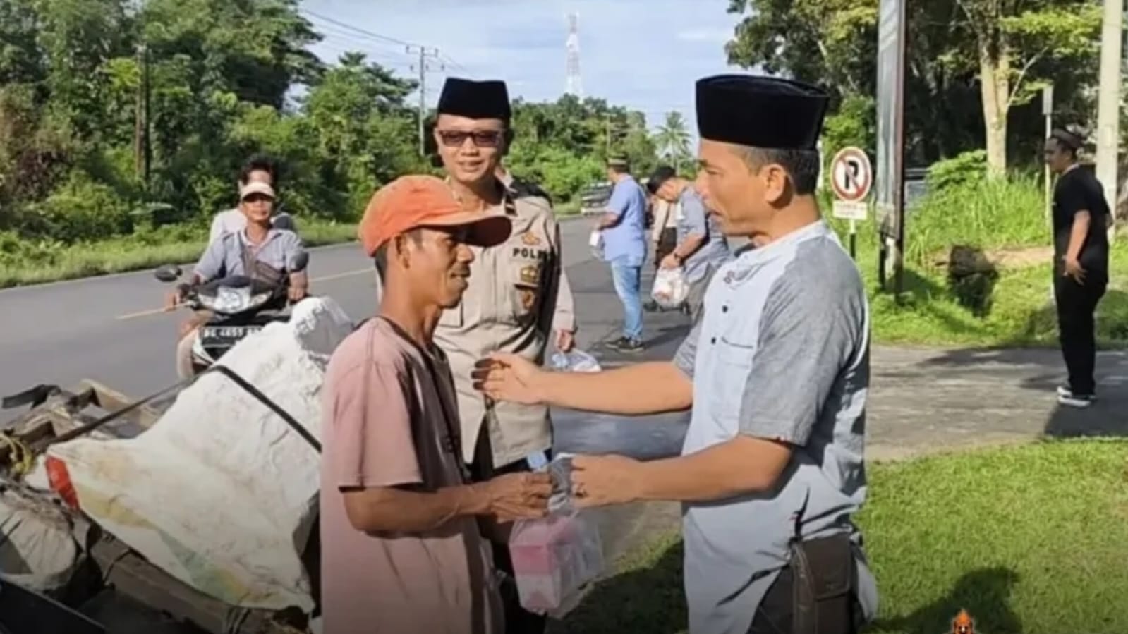 Kepedulian Sosial Polres Prabumulih: Berbagi Takjil kepada Pengendara