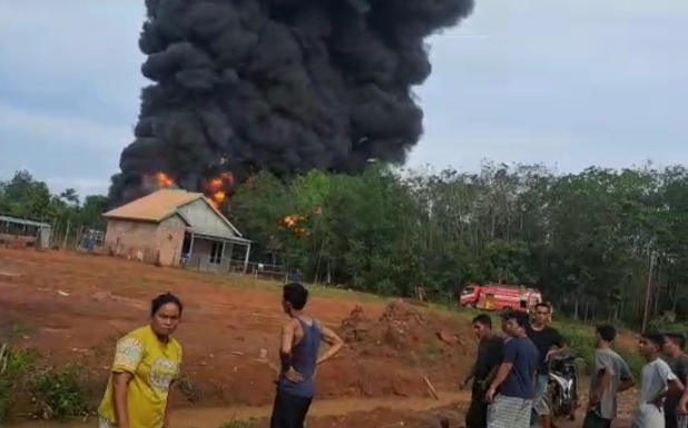 Lagi, Tempat Penimbunan BBM Ilegal di Muara Enim Terbakar