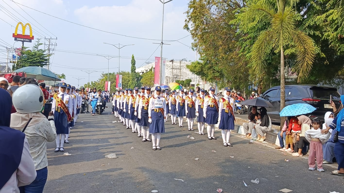 Gerak Jalan HUT RI ke-81: SMP Negeri 1 Prabumulih Suguhkan Variasi Menarik