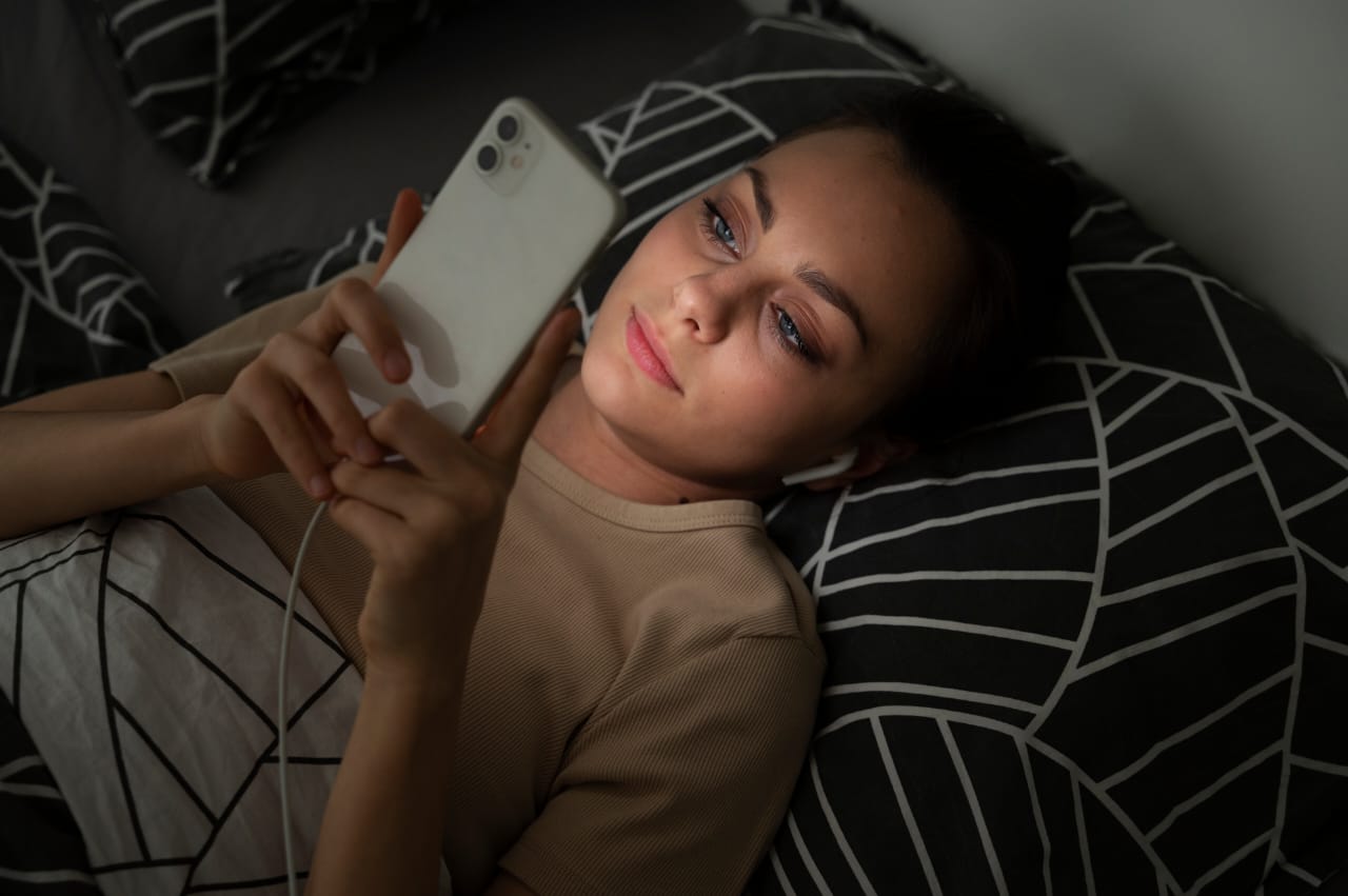 Waspada! Ini 4 Dampak Negatif Sering Gunakan Smartphone Menjelang Tidur