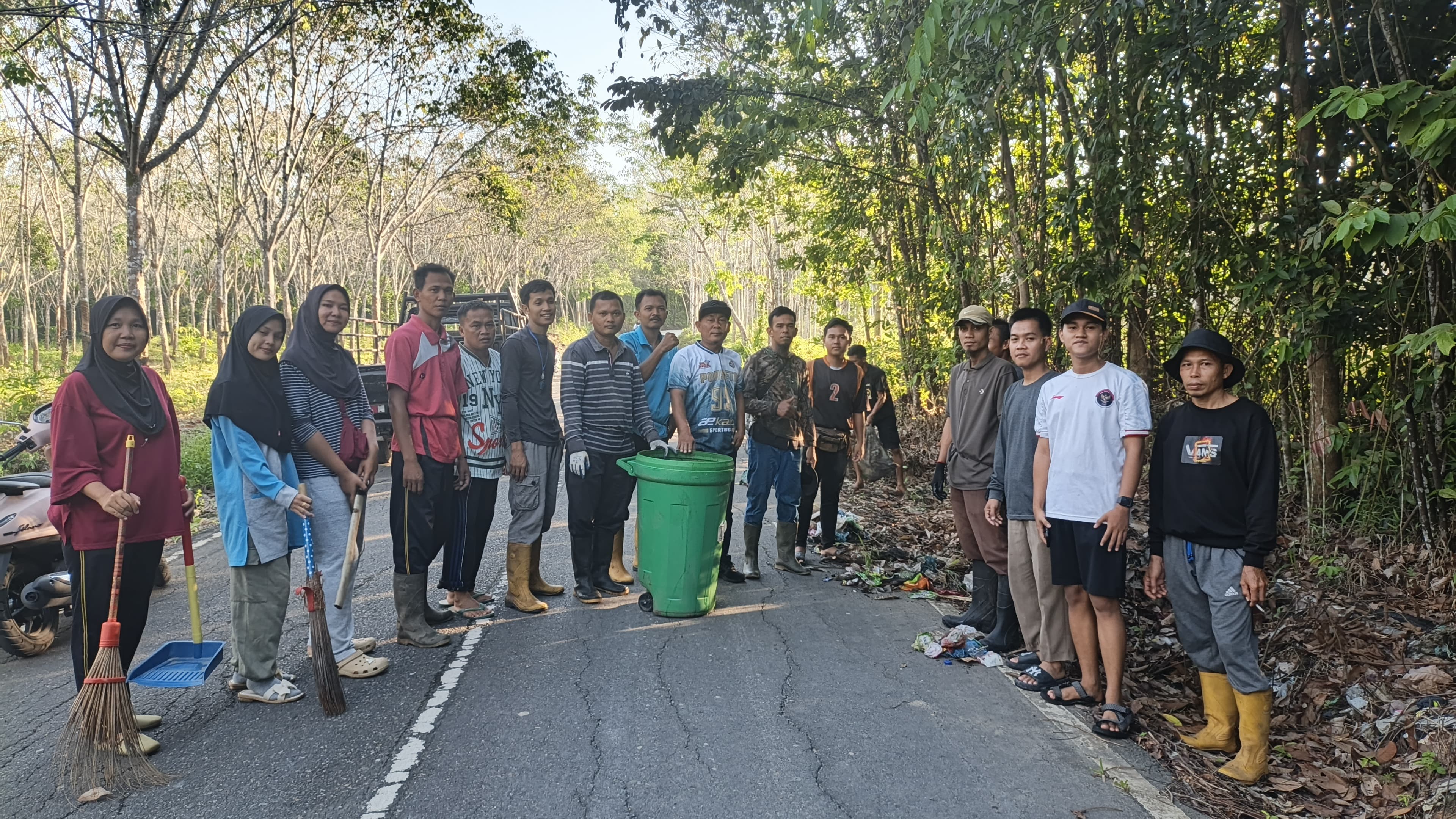 Gotong Royong Massal, Warga Tanjung Telang Dukung Program Kebersihan Nasional