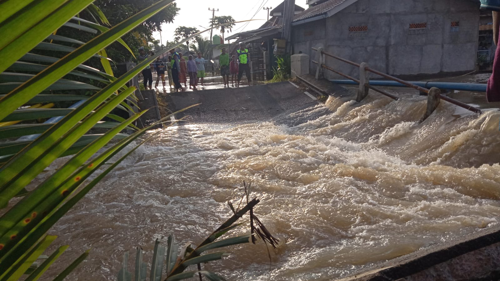 Banjir Kelekar Surut Lematang 'Mengamuk', Jembatan Payuputat Prabumulih Putus!