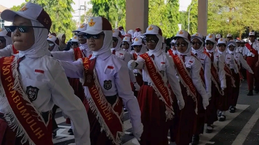 Bergaya Bak Model, SDN 50 Prabumulih Pakai Kacamata Hitam Lomba Gerak Jalan, Bikin Style Tambah Keren