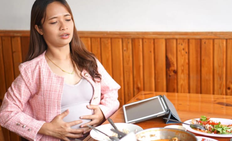 5 Makanan yang Bisa Memperburuk Gejala Menstruasi