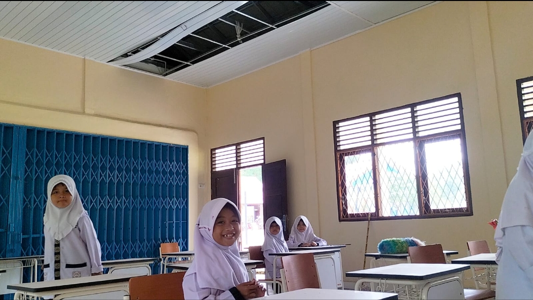 Kendala Plafon Rusak, SDN 85 Prabumulih Cari Solusi Agar Kelas Bisa Digunakan Kembali