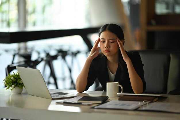 Mengatasi Emotional Eating, Cara Cerdas untuk Menjaga Kesehatan Emosional dan Fisik