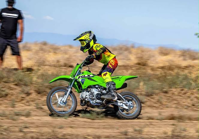 Kawasaki KLX110R L 2026 vs Honda CRF110F, Lebih Pilih Motor Trail Mana?