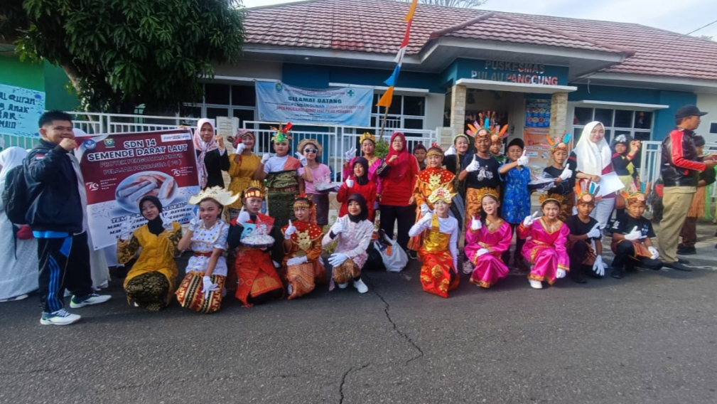 Serabi dan Kue Gunjing, SD Negeri 14 Semende Darat Laut Bawa Kearifan Lokal saat Karnaval