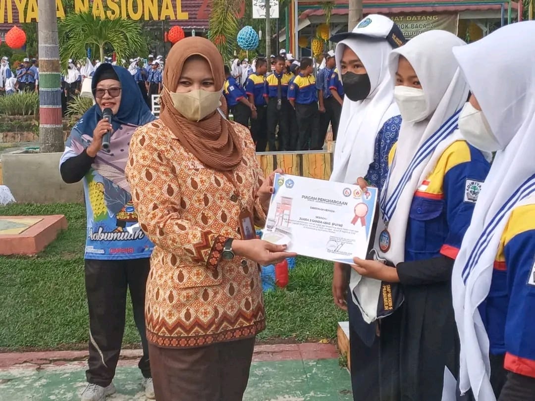 Beri reward Pada Siswa Berprestasi