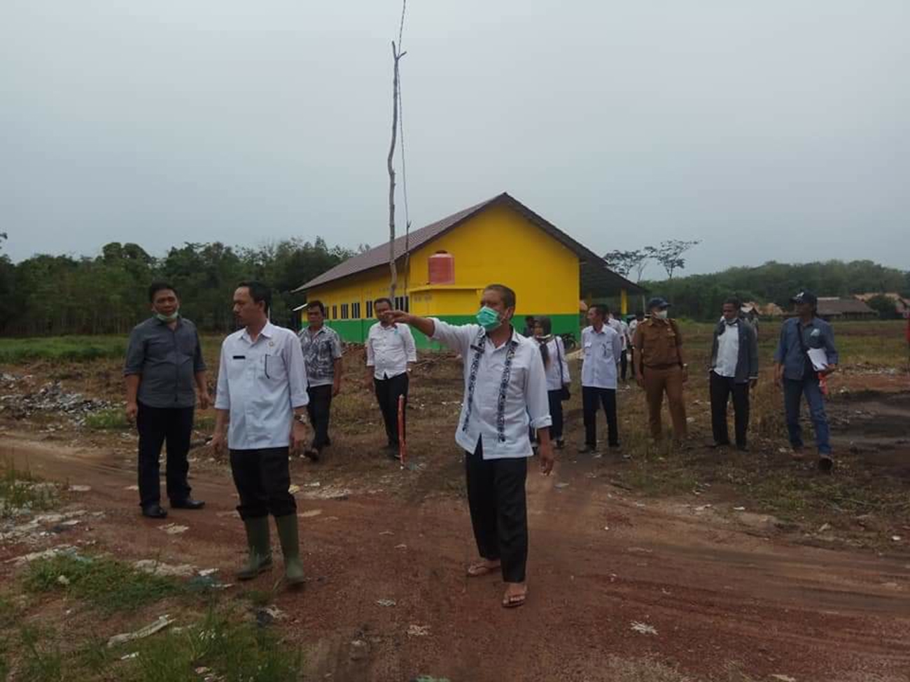 Warga Rela Antri Ikuti Vaksinasi Mulai Jam Tiga Dini Hari