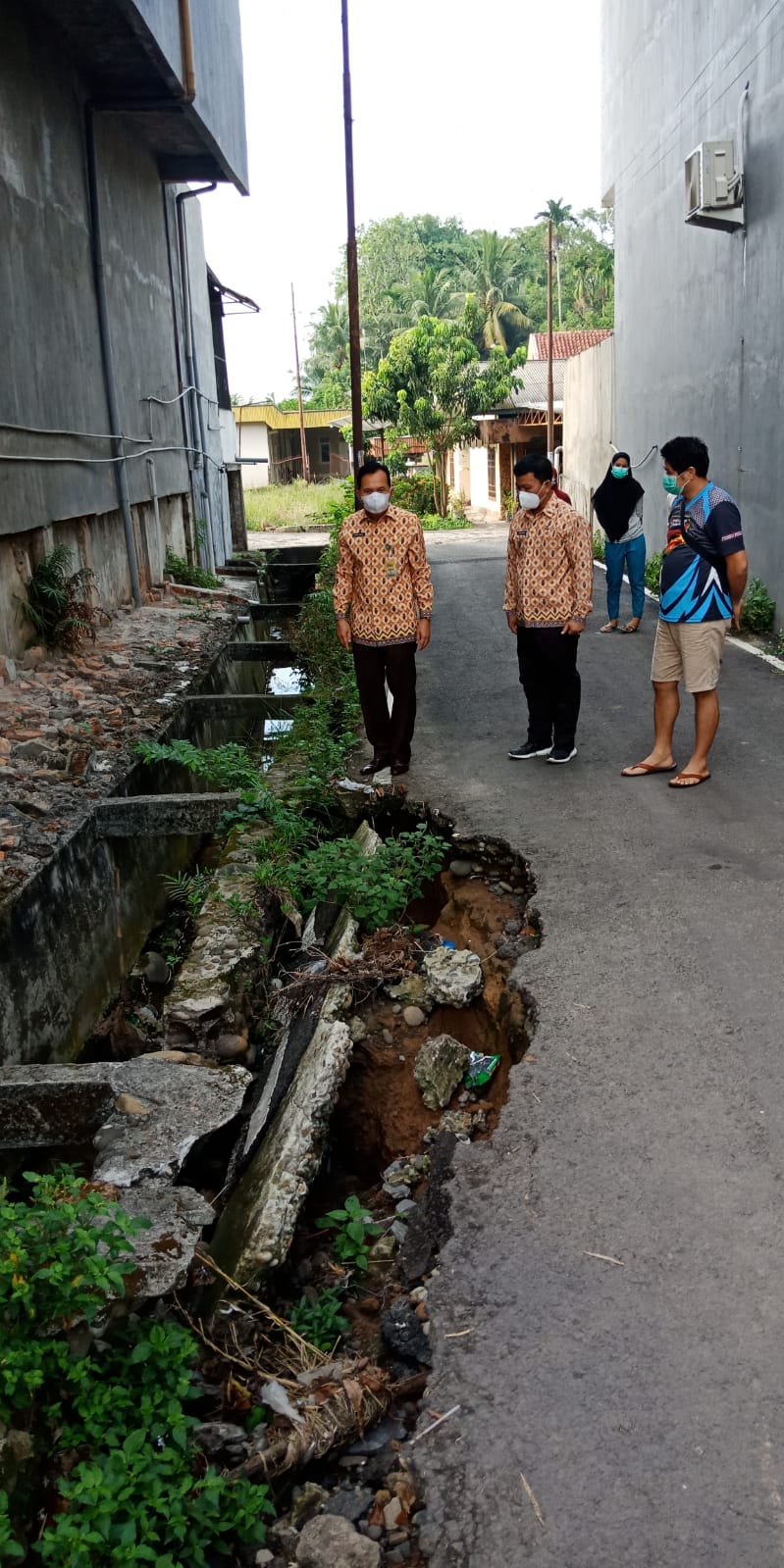 Tinjau Fasum yang Rusak