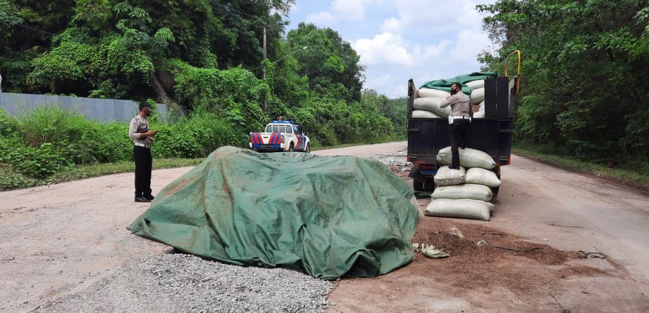 Hendak Berbelok, Truk Terguling