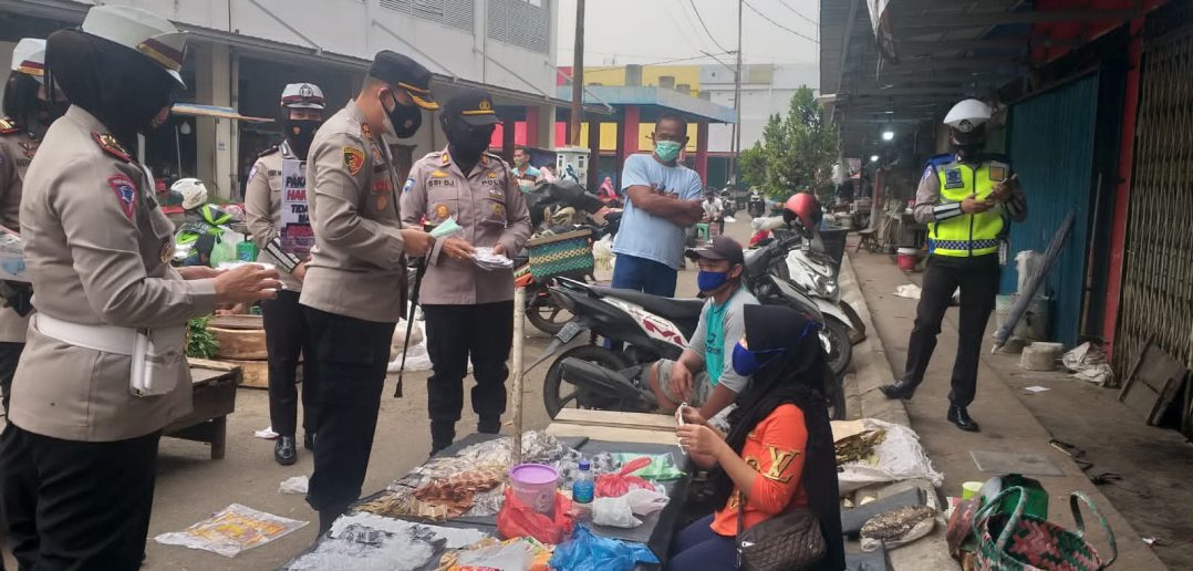 Keliling Pasar, Kapolres Bagi Masker Gratis