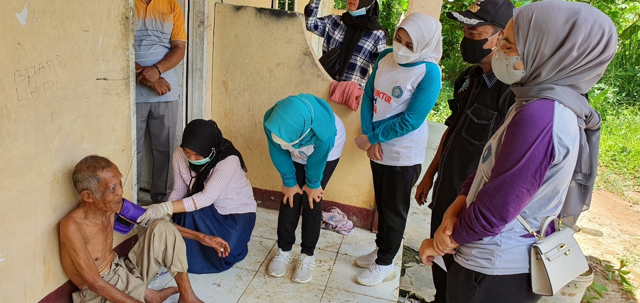 TP PKK Prabumulih Bantu Sembako Sekaligus Cek Kesehatan Manula