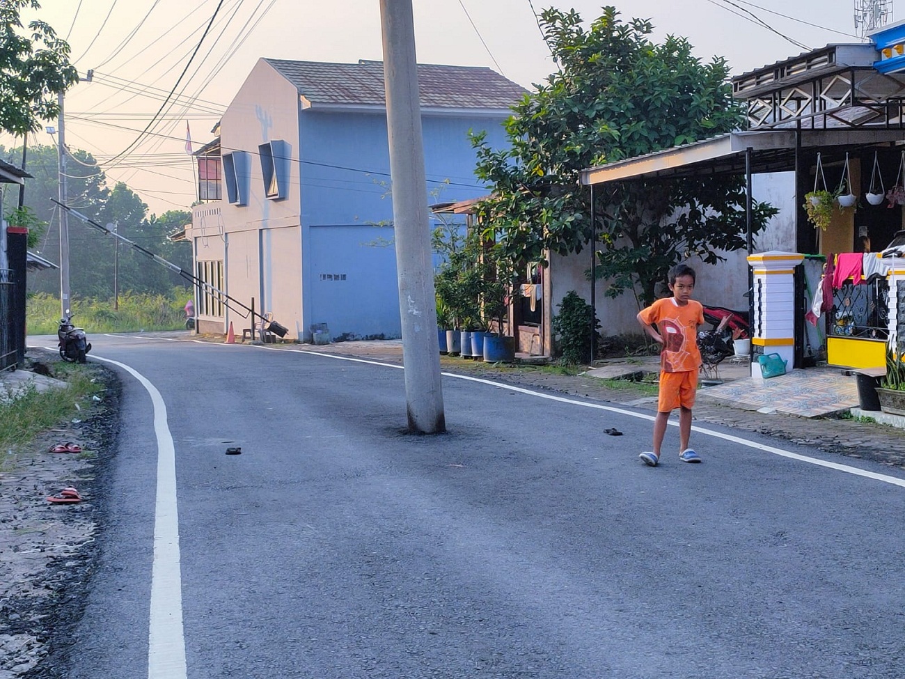 Awas Numbur !!! Ada Tiang Listrik di Tengah Jalan