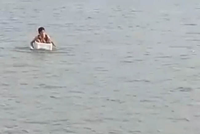 Fakta Sebenarnya di Balik Viral Video Bocah SD Kayuh Streofom Seberangi Sungai, Ini Kata Kades