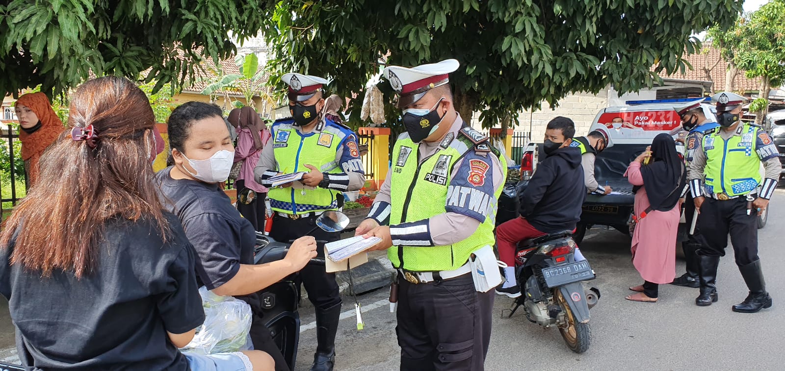 Pengemudi Tak Pakai Helm, Petugas Langsung Lakukan Ini...