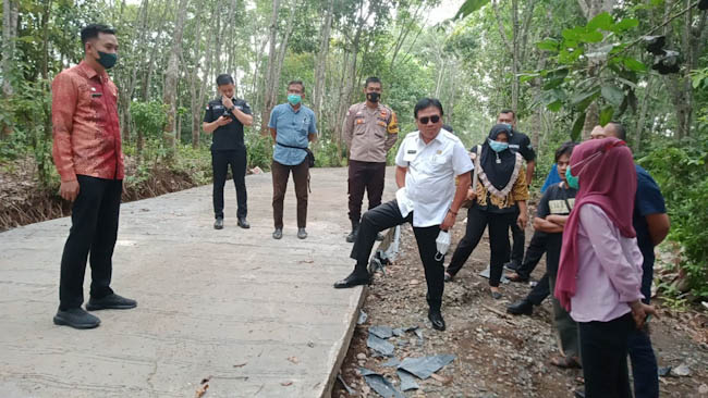 HNU Geram, Diduga Jalan Cor Karang Raja Asal Jadi