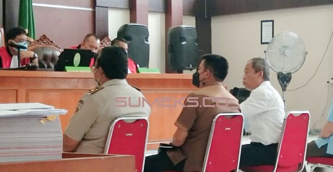 Kasus Masjid Sriwijaya, Dua Saksi Saling Bantah