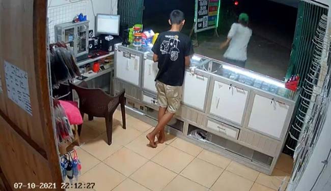 Terekam CCTV, Pria Bertopi Curi 2 Handphone Sekaligus dari Konter