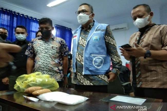 Pasutri Nekat Menyelundupkan 1 Kg Sabu-Sabu di Pakaian Dalam, Diciduk di Bandara
