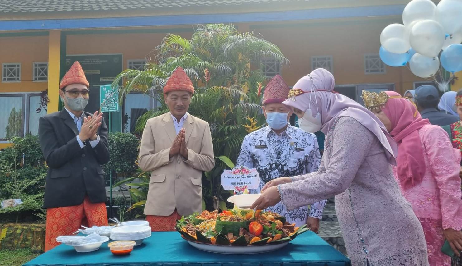 Peringati Hari Guru, Potong Tumpeng hingga Pakaian Adat