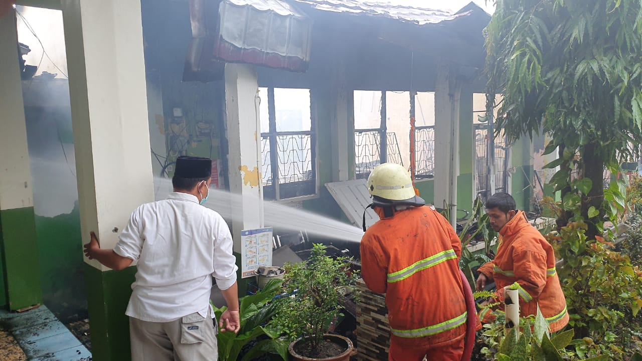 Diduga Konsleting Listrik, 4 Ruangan Kantor SMPN 1 Hangus Terbakar