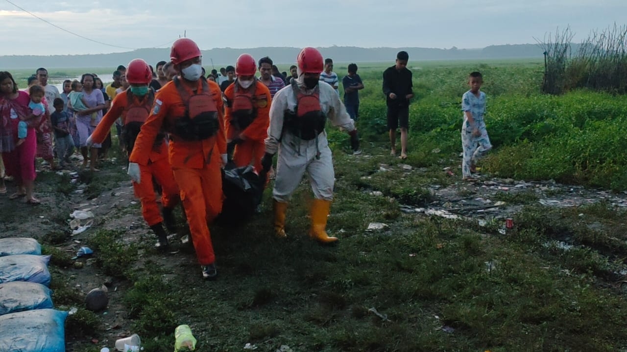 Tim SAR Evakuasi Korban Tenggelam di Desa Limbang Jaya