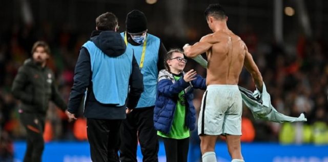 Cerita Bocah Irlandia Nekat Masuk Lapangan Demi Jersey Ronaldo