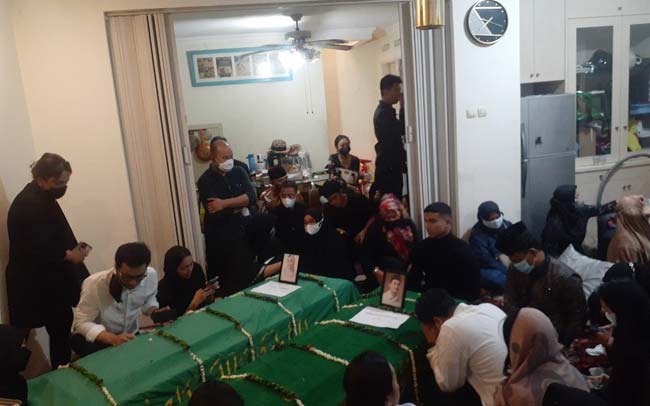 Peti Jenazah Vanessa Angel dan Suami Berdampingan, Begini Suasana Rumah Duka