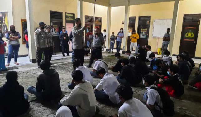 Bukannya Ikut Sekolah Tatap Muka, Puluhan Pelajar ini Malah Bawa Sajam untuk Tawuran