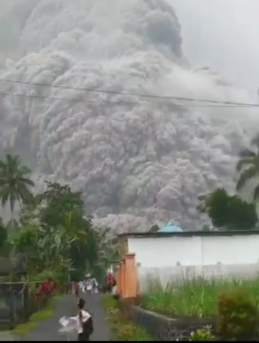 Gunung Semeru Erupsi