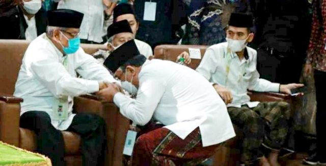 Jadi Ketua Umum PBNU, Gus Yahya Takdzim Cium Tangan Kiai Said