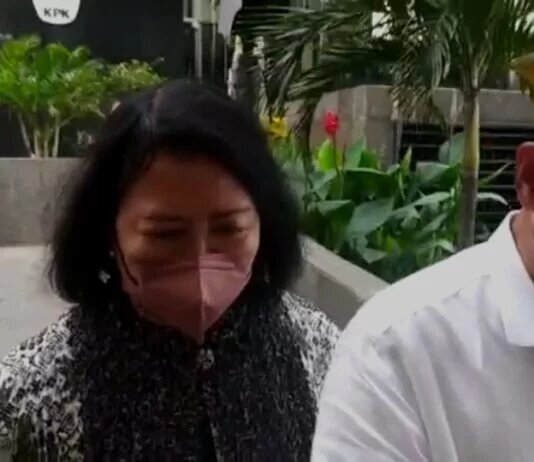 Diperiksa KPK 6 Jam Terkait Kasus Anaknya, Istri Alex Noerdin Bungkam