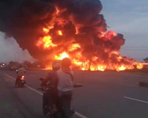 Gudang Minyak Ilegal Terbakar, Lalu Lintas Pintu Masuk Tol Palindra Macet Total