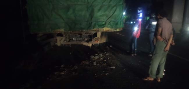 Lampu Jalan Mati, Seorang Pengendara Motor Tewas Menabrak Truk Fuso Sedang Parkir