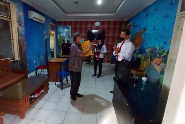 Usai Diperiksa Penyidik, Dekan FE Unsri Enggan Komentar