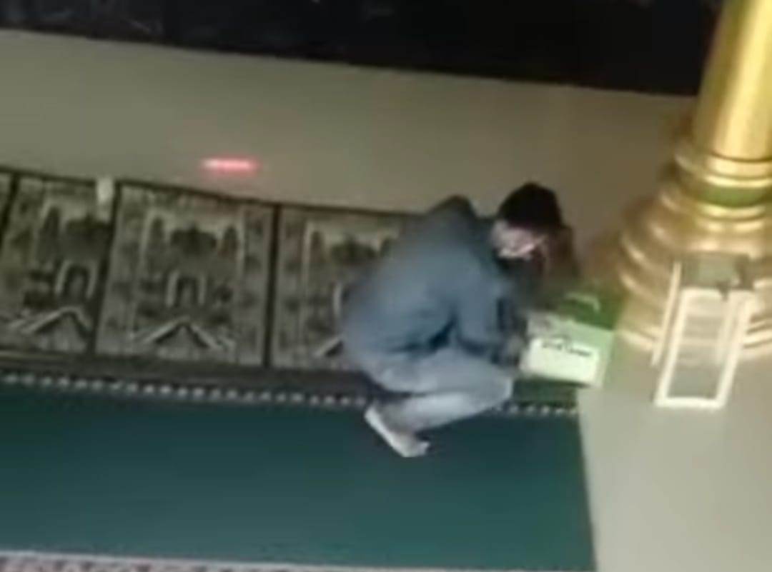 Aksi Pencurian Kotak Amal Masjid Terekam CCTV Masjid, Polisi Buru Pelaku