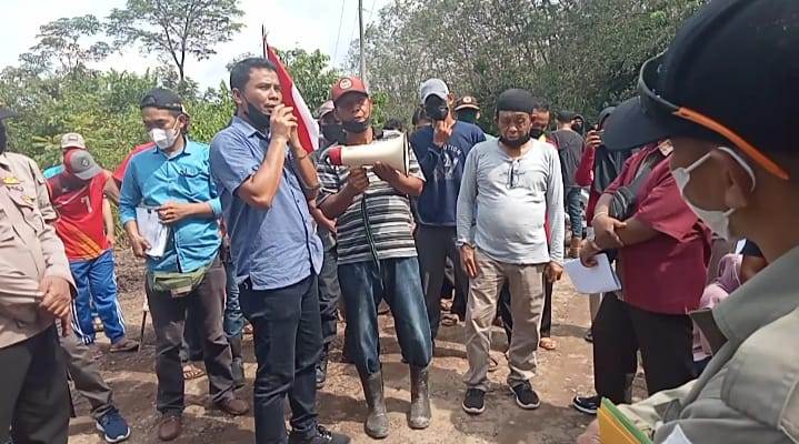 PT HKI Lakukan Perbaikan Kerusakan Jalan Desa Talang Batu