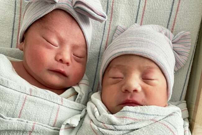 Bayi Kembar Lahir Hanya Terpisah 15 Menit tapi Beda Tahun