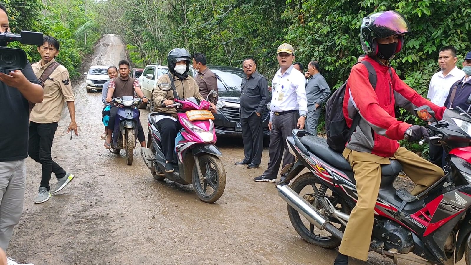 Jalan Talang Batu, Hujan Becek dan Jika Panas Bedebu