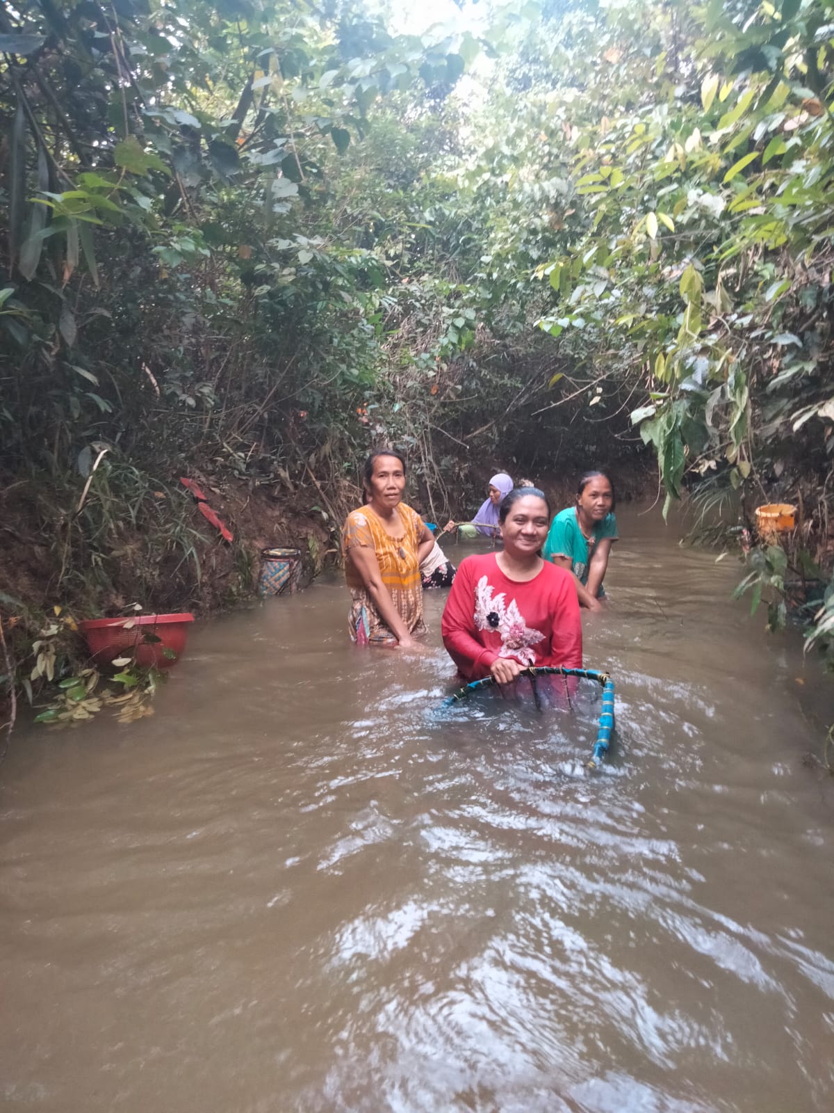 Banjir Surut, Emak-emak Nanggok Ikan Tali-tali