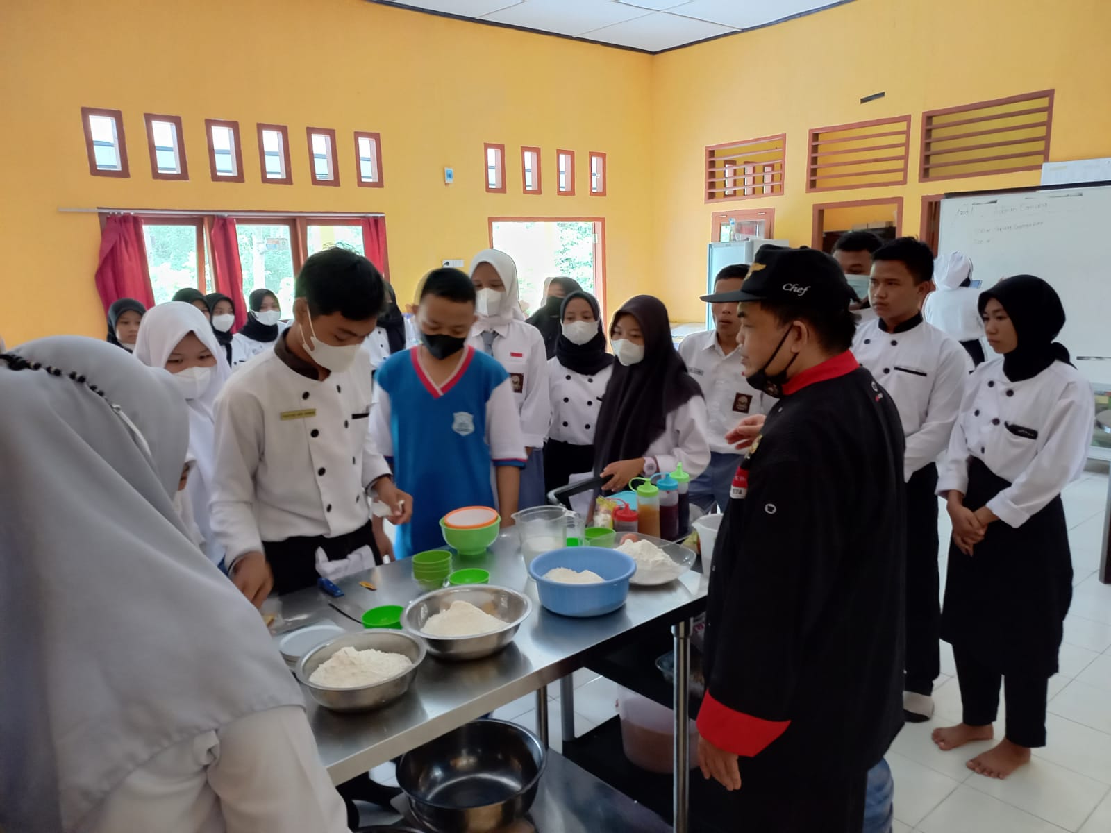 SMKN 2 Kedatangan Guru Tamu Chef Exekutif