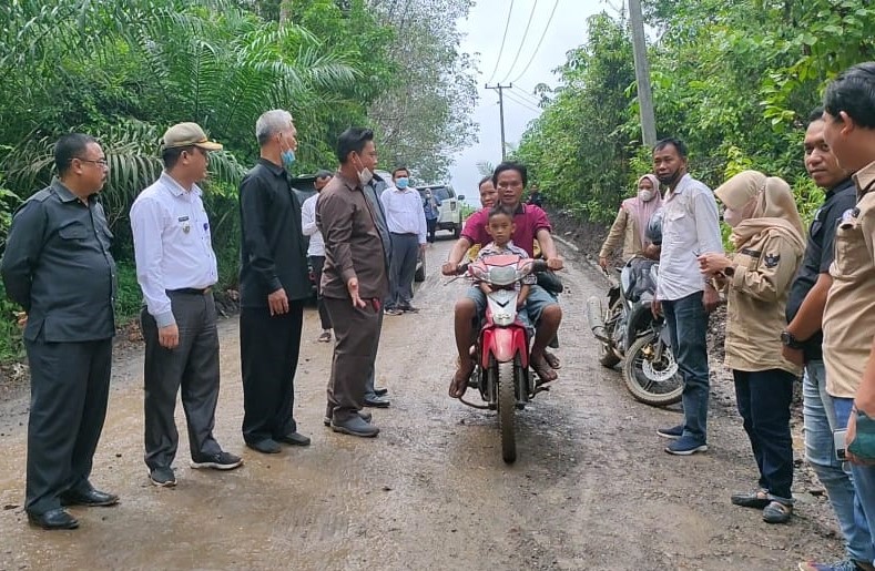 Sidak !! Dewan Masih Temukan Titik Jalan Rusak Akibat Kendaraan PT.HKI